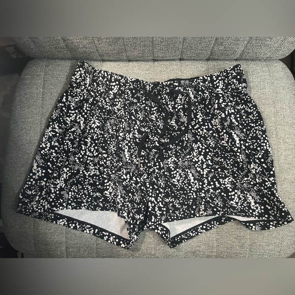 Lululemon On The Fly Short Size 8 Black and White - Picture 3 of 6